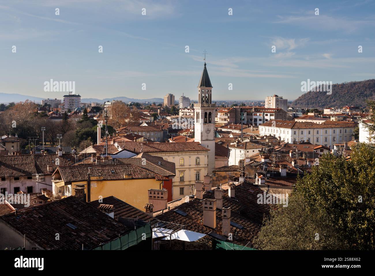 Paysage urbain de Gorizia, une ville italienne dans la région autonome du Frioul, o background le Duomo di Sant'Ilario e Taziano situé sur la baie slovène Banque D'Images Paysage urbain de Gorizia, une ville italienne dans la région autonome du Frioul, o background le Duomo di Sant'Ilario e Taziano situé sur la baie slovène Banque D'Images