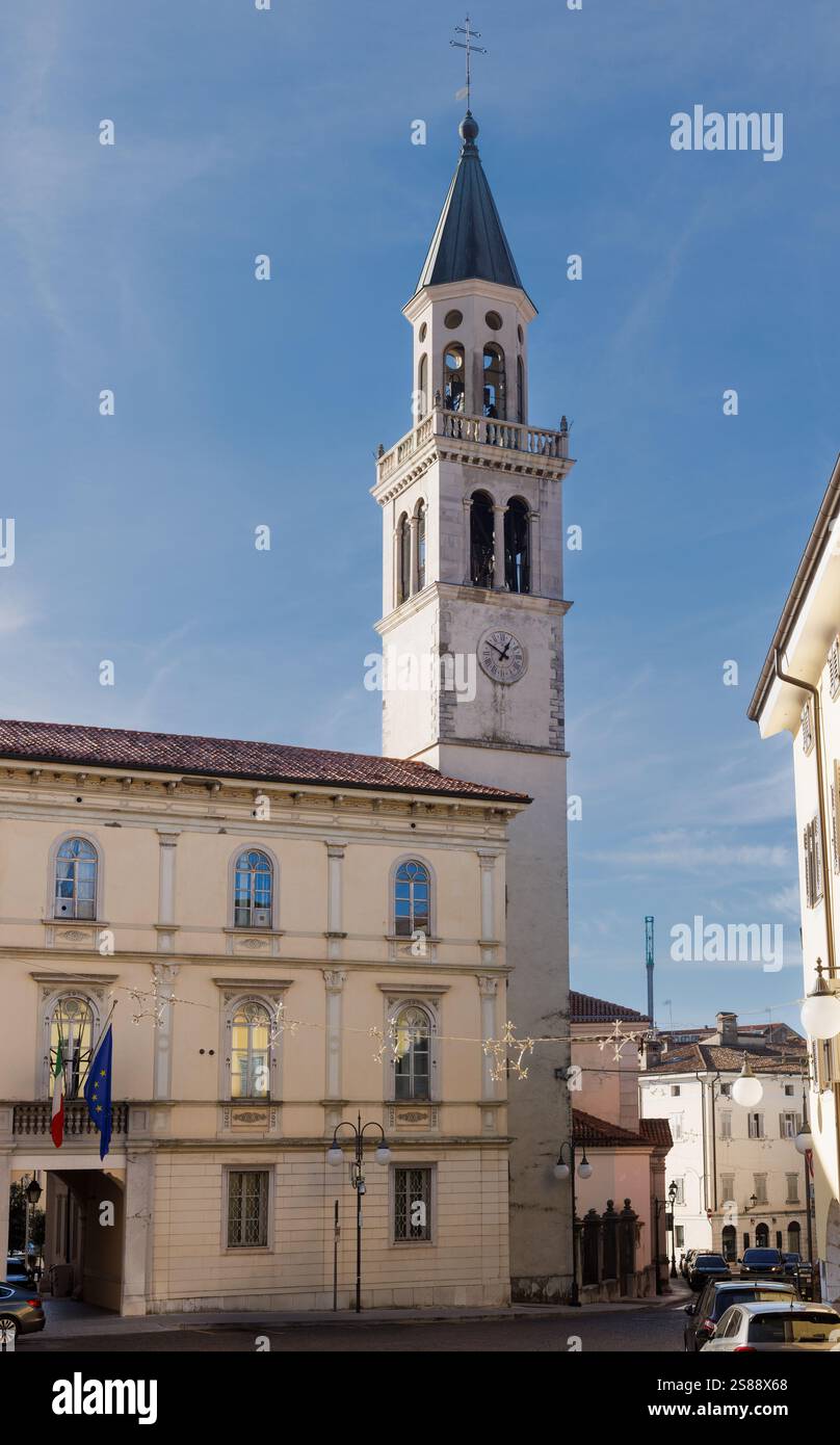 Vue sur le clocher du Duomo di Sant'Ilario e Taziano, Gorizia Banque D'Images Vue sur le clocher du Duomo di Sant'Ilario e Taziano, Gorizia Banque D'Images