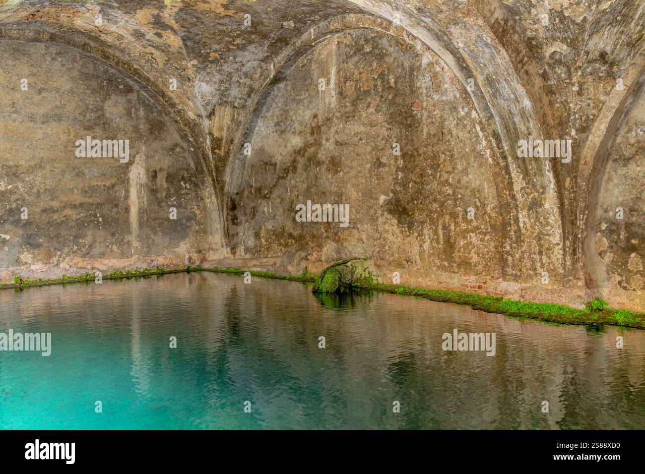 Fontebranda est la fontaine médiévale la plus célèbre de Sienne, située sur la via Fontebranda, Sienne, Italie Banque D'Images