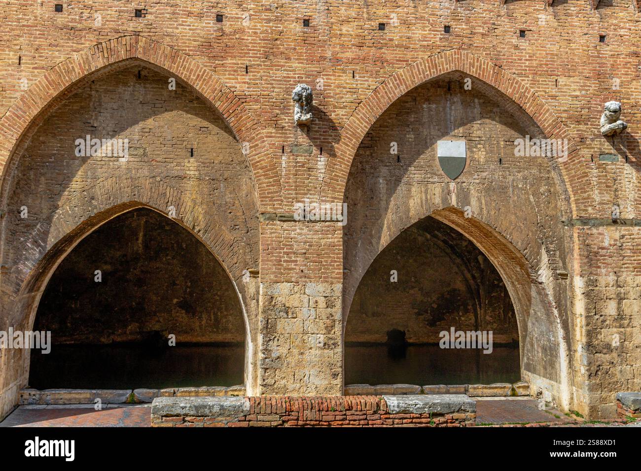 Fontebranda est la fontaine médiévale la plus célèbre de Sienne, située sur la via Fontebranda, Sienne, Italie Banque D'Images
