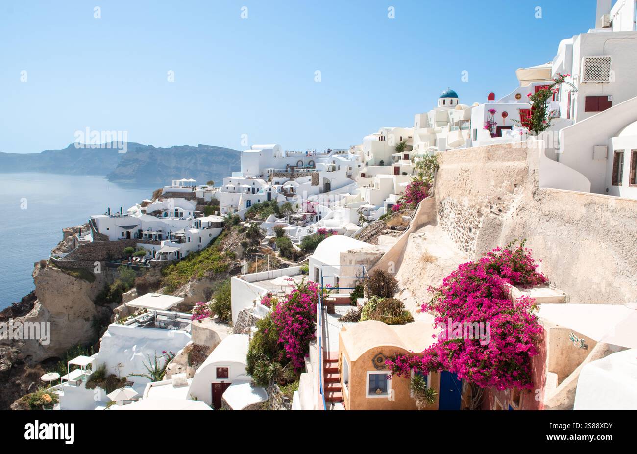 Oia, village pittoresque avec des bâtiments blancs sur la caldeira, île de Santorin, Grèce. Banque D'Images