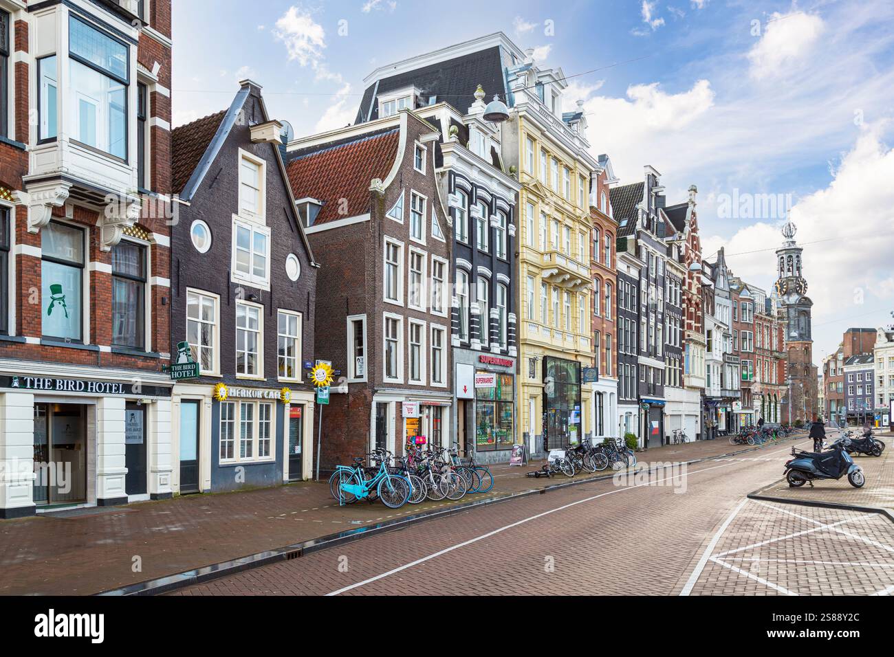 Amsterdam, Pays-Bas, 9 janvier 2022 ; Maisons de canal médiévales le long de l'Amstel au centre d'Amsterdam. Banque D'Images