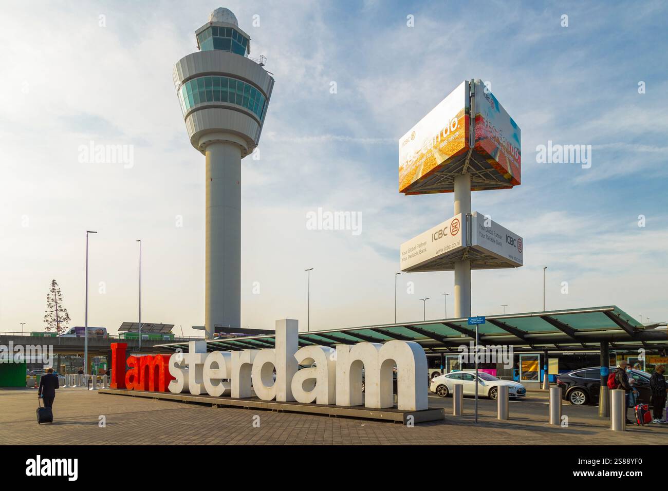 Tour de contrôle et panneau iAmsterdam à l'aéroport de Schiphol à Amsterdam. Banque D'Images
