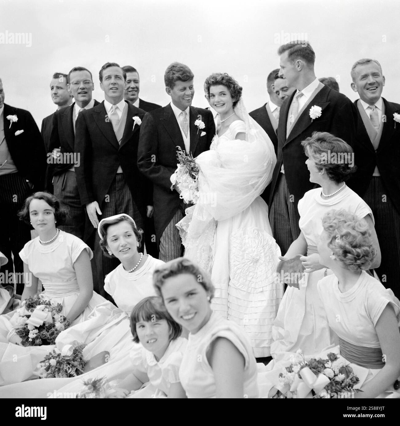 Jackie Bouvier Kennedy et John F. Kennedy, en tenue de mariage, avec les membres de la fête de mariage Banque D'Images