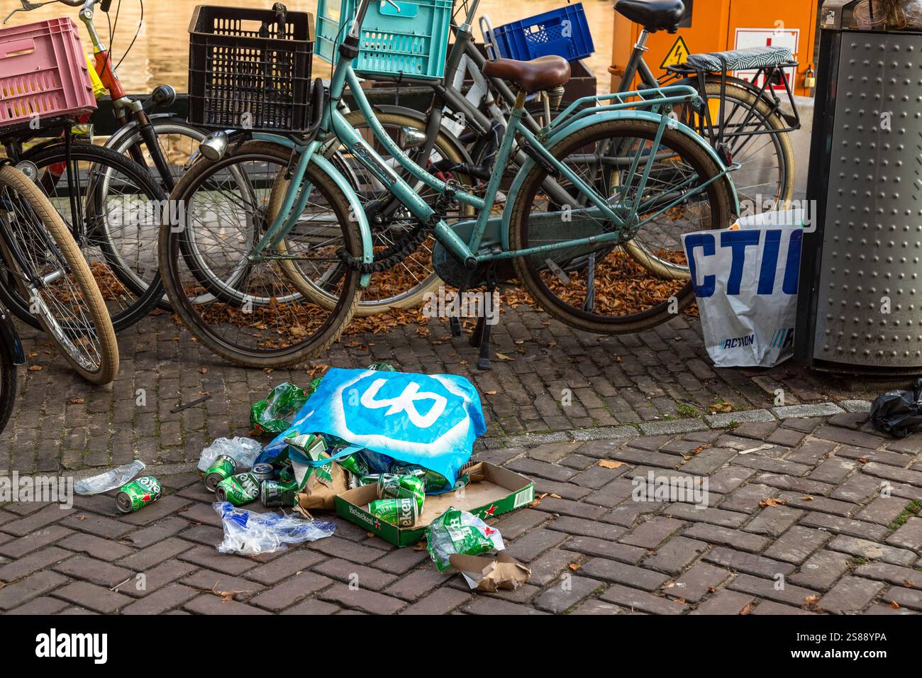 Canettes d'alcool vides et cassées abandonnées dans la rue à Amsterdam. Banque D'Images
