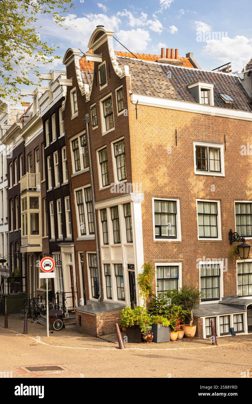 Maison de canal médiévale tordue et étroite à l'angle au centre d'Amsterdam. Banque D'Images