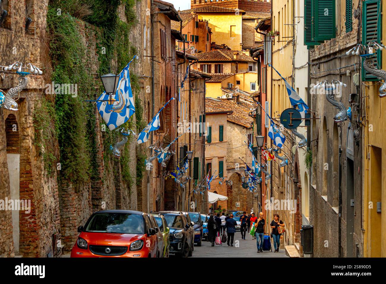 Drapeaux de l'Onda Contrada ou Wave Contrada bordent la rue de via Giovanni Duprè à Sienne, Italie Banque D'Images