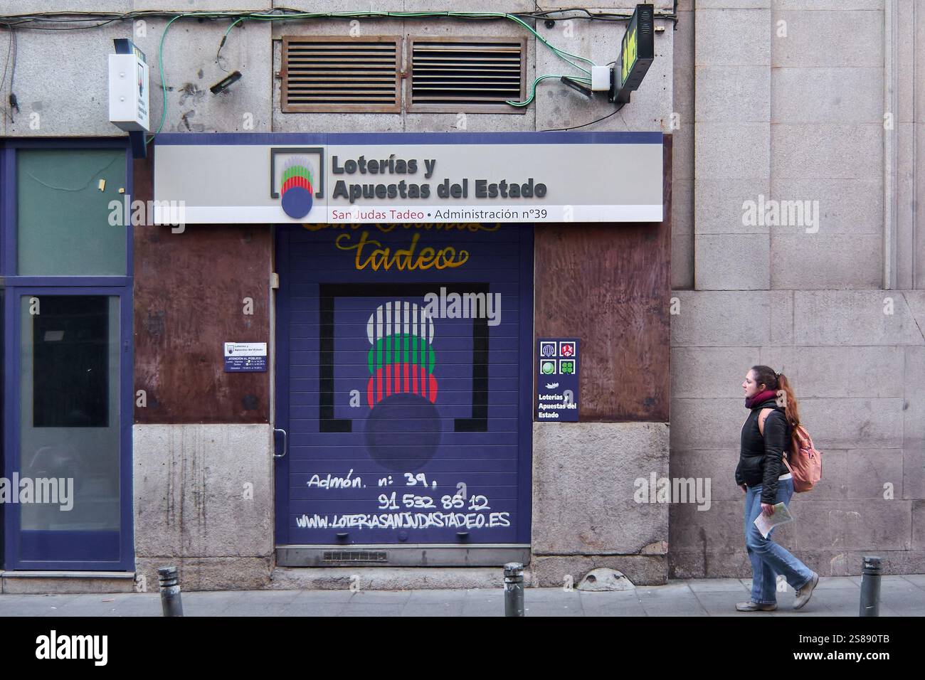 Madrid. Espagne - 21 janvier 2025 : la devanture de Loter as y Apuestas del Estado, connu sous le nom de San Judas Tadeo, avec des graphismes de volets vibrants et informa Banque D'Images Madrid. Espagne - 21 janvier 2025 : la devanture de Loter as y Apuestas del Estado, connu sous le nom de San Judas Tadeo, avec des graphismes de volets vibrants et informa Banque D'Images