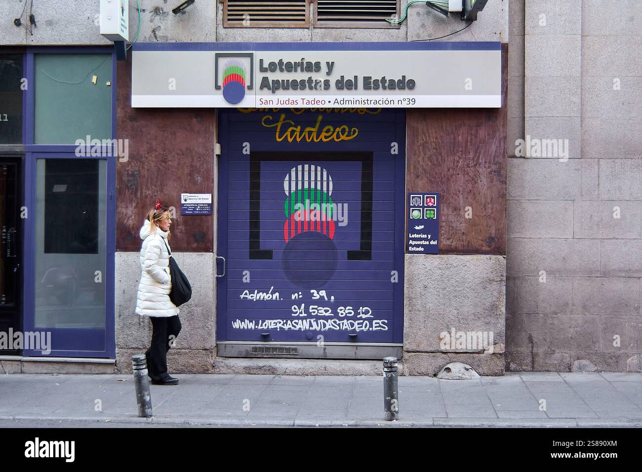 Madrid. Espagne - 21 janvier 2025 : la vitrine de San Judas Tadeo, un magasin de loterie et de Paris à Madrid, avec un design d'obturateur coloré et une signalisation. Banque D'Images Madrid. Espagne - 21 janvier 2025 : la vitrine de San Judas Tadeo, un magasin de loterie et de Paris à Madrid, avec un design d'obturateur coloré et une signalisation. Banque D'Images
