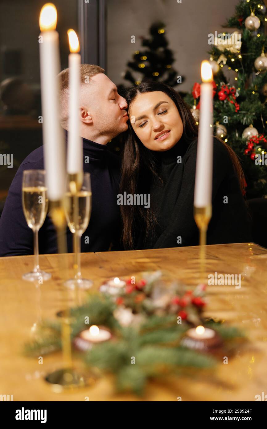 Couple profitant d'un dîner romantique avec des bougies et du champagne, créant une atmosphère chaleureuse et festive Banque D'Images Couple profitant d'un dîner romantique avec des bougies et du champagne, créant une atmosphère chaleureuse et festive Banque D'Images