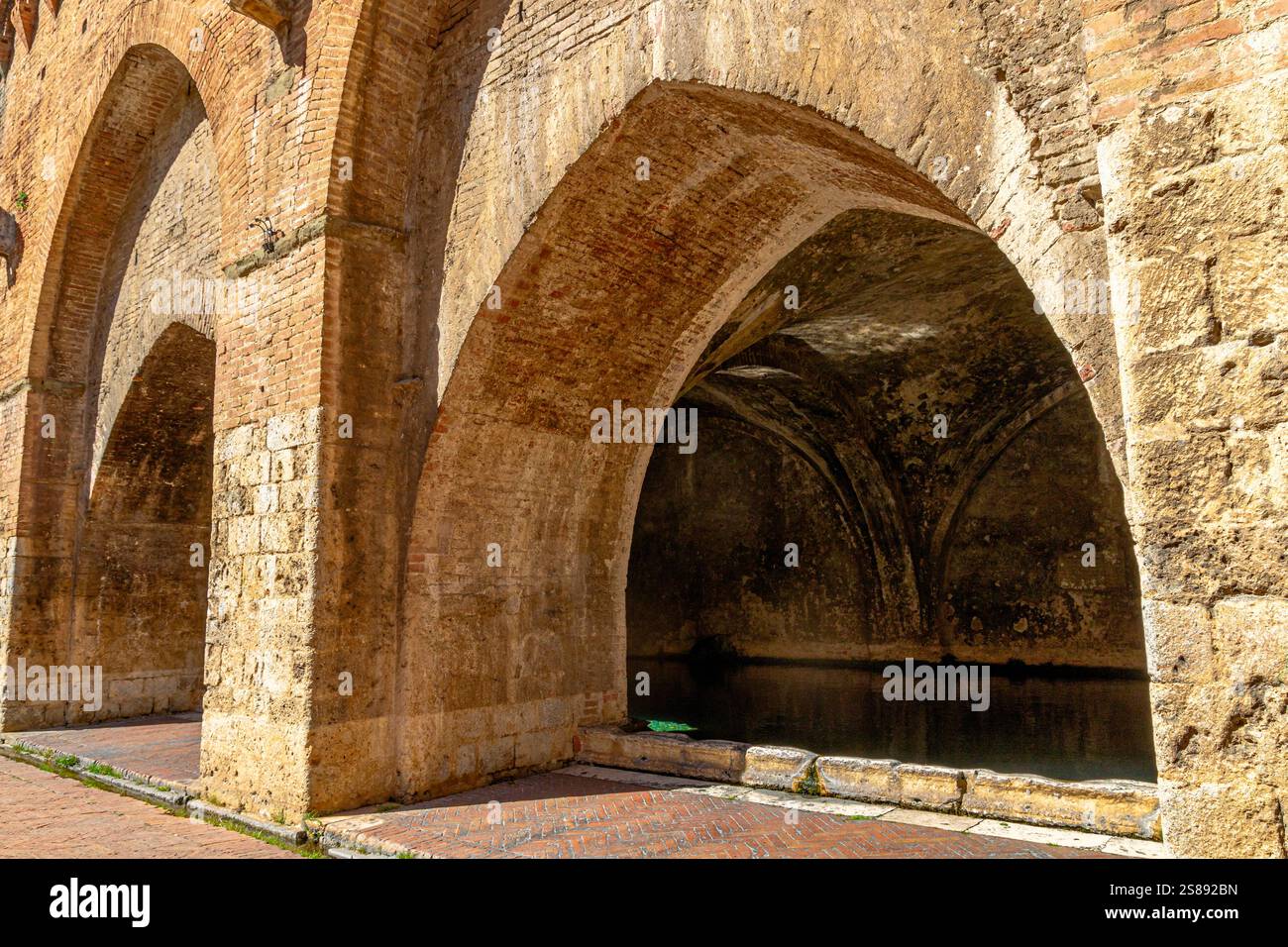 Fontebranda est la fontaine médiévale la plus célèbre de Sienne, située sur la via Fontebranda, Sienne, Italie Banque D'Images