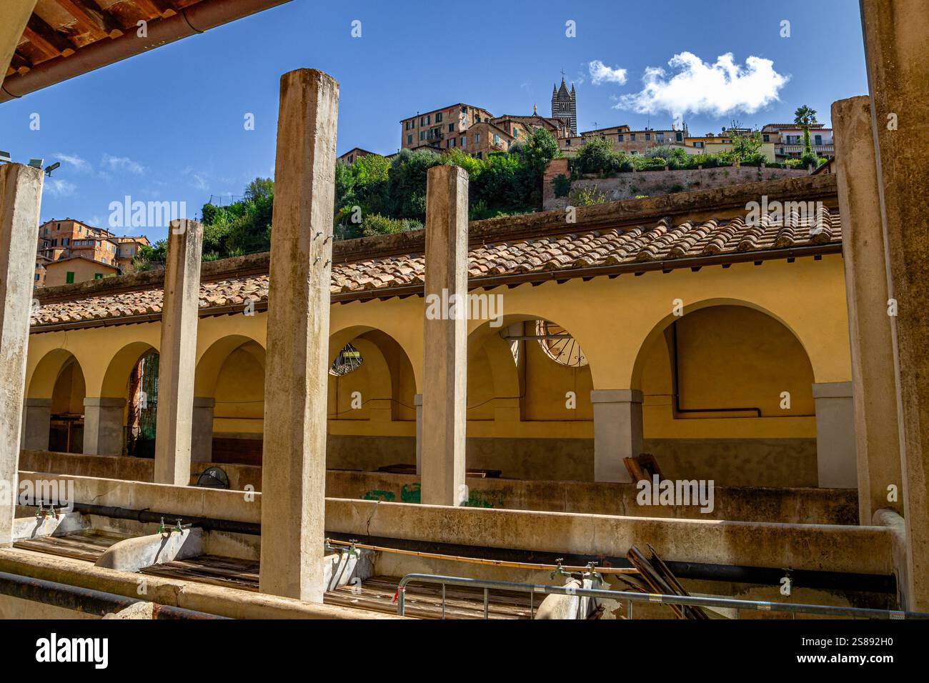 Un lavoir abandonné près de la fontaine médiévale Fontebranda sur la via Fontebranda à Sienne, Italie Banque D'Images
