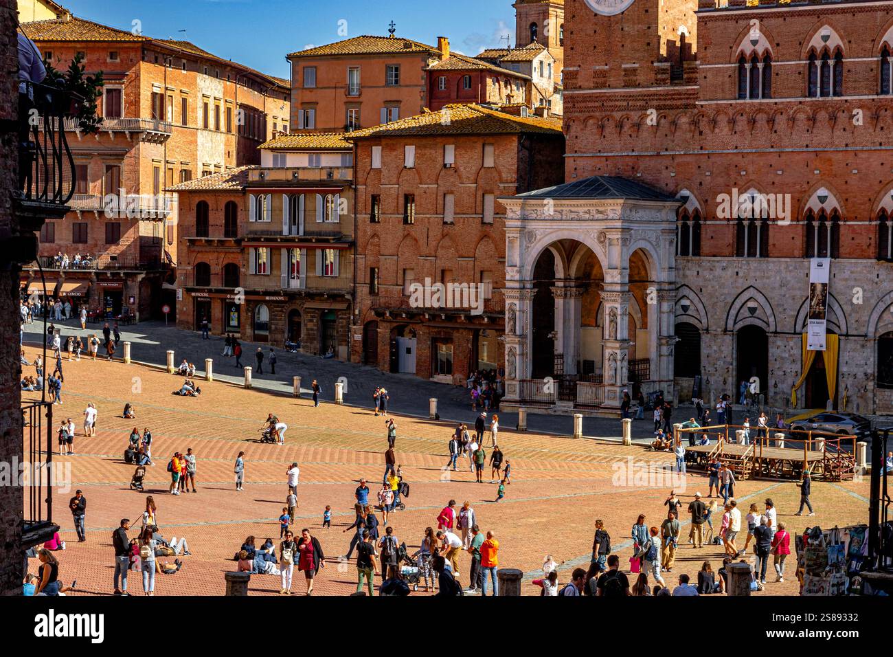Les gens à Piazza del Campo, le principal espace public dans le centre historique de Sienne en Italie largement considéré comme l'une des plus grandes places médiévales d'Europe Banque D'Images