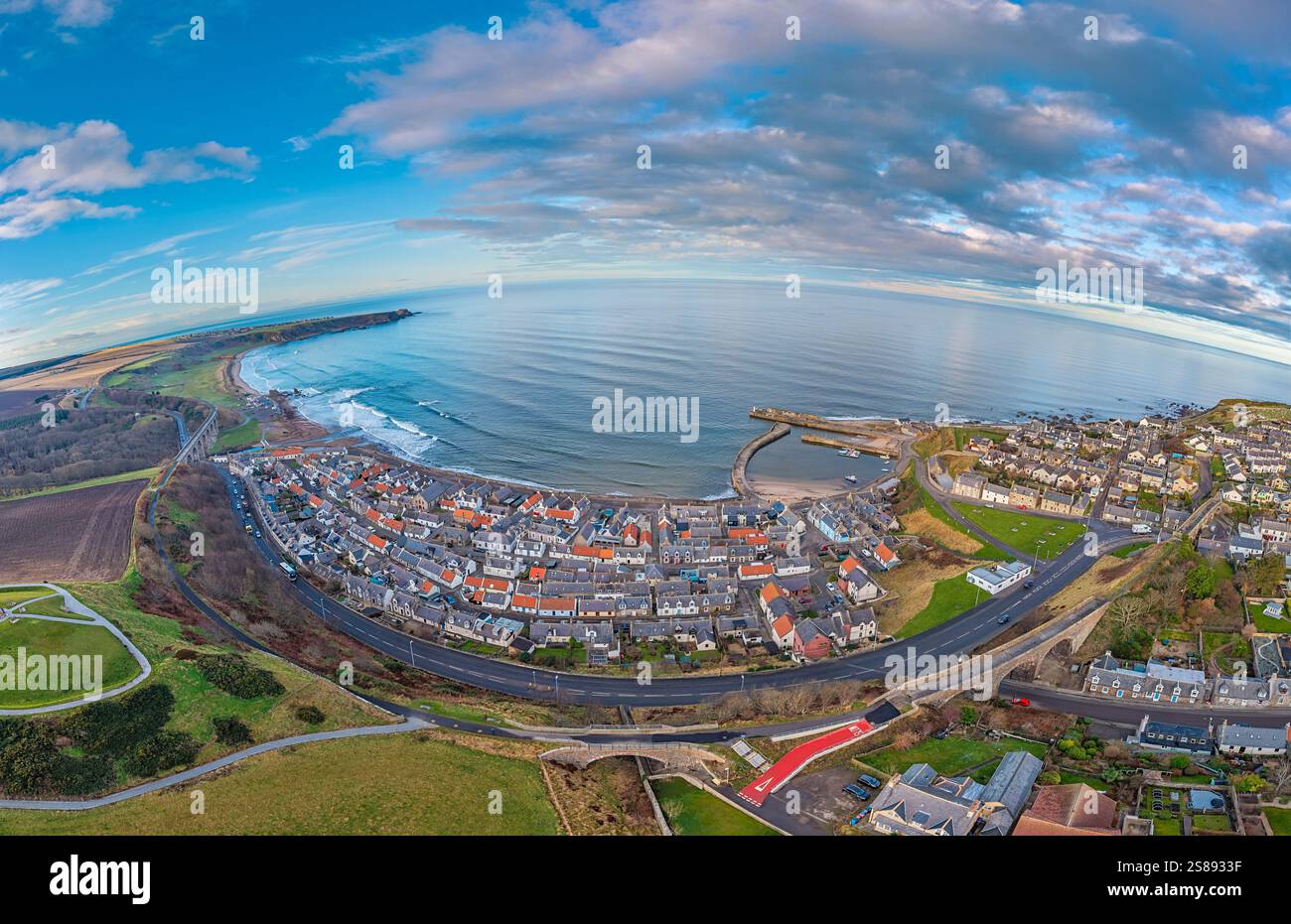 Cullen Moray Écosse vue panoramique sur Seatown abrite le port et la baie Banque D'Images