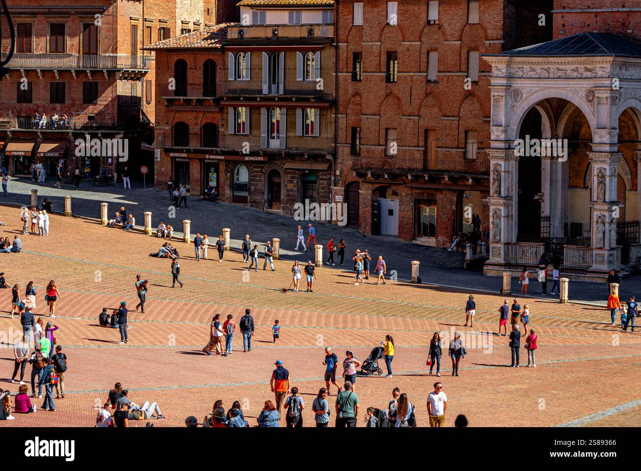 Les gens à Piazza del Campo, le principal espace public dans le centre historique de Sienne en Italie largement considéré comme l'une des plus grandes places médiévales d'Europe Banque D'Images