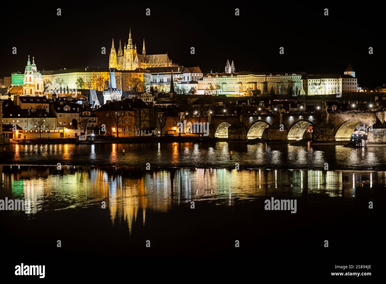 Vue sur le quartier de Mala Strana à Prague, surplombant la rivière Vltava et le pont Charles en direction de la cathédrale Vitus. Banque D'Images