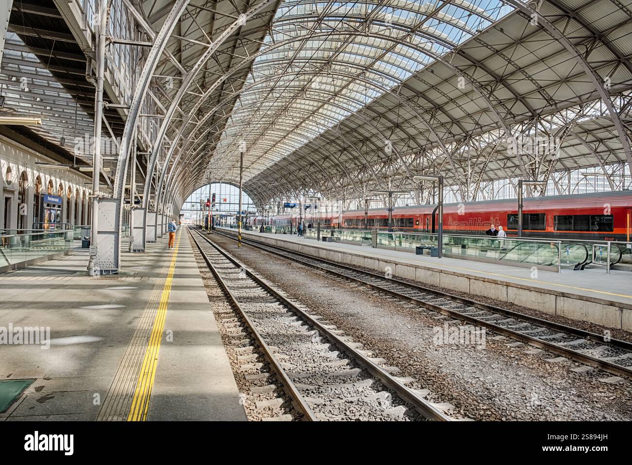 Sur le quai presque vide de la gare Woodrow Wilson de Prague, quelques voyageurs anonymes se tiennent sur les rails. Banque D'Images