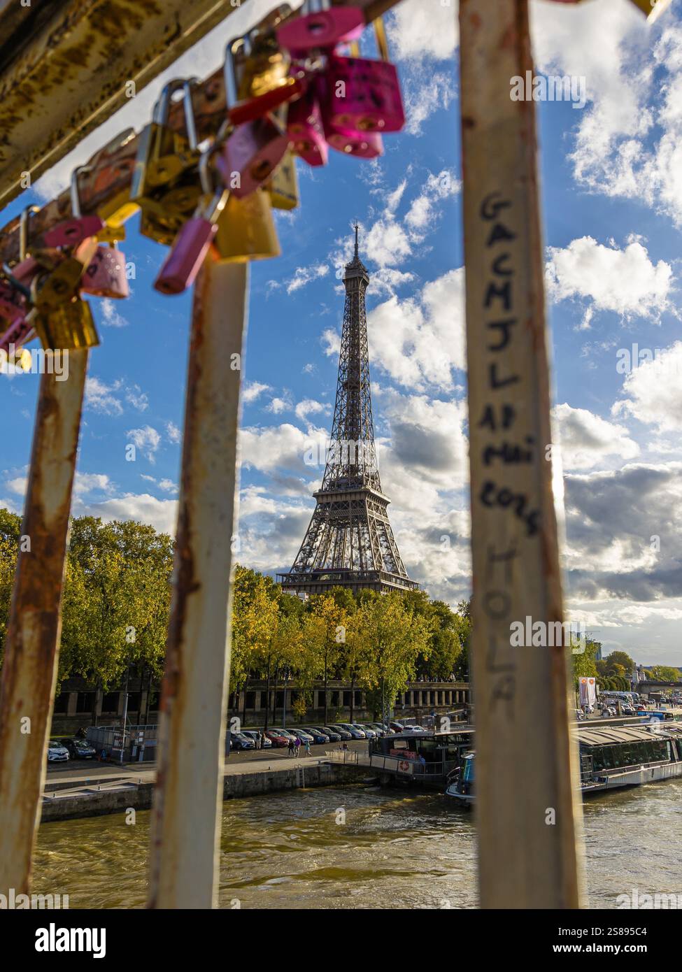 Vue Tour Eiffel depuis le pont parisien avec écluses Banque D'Images