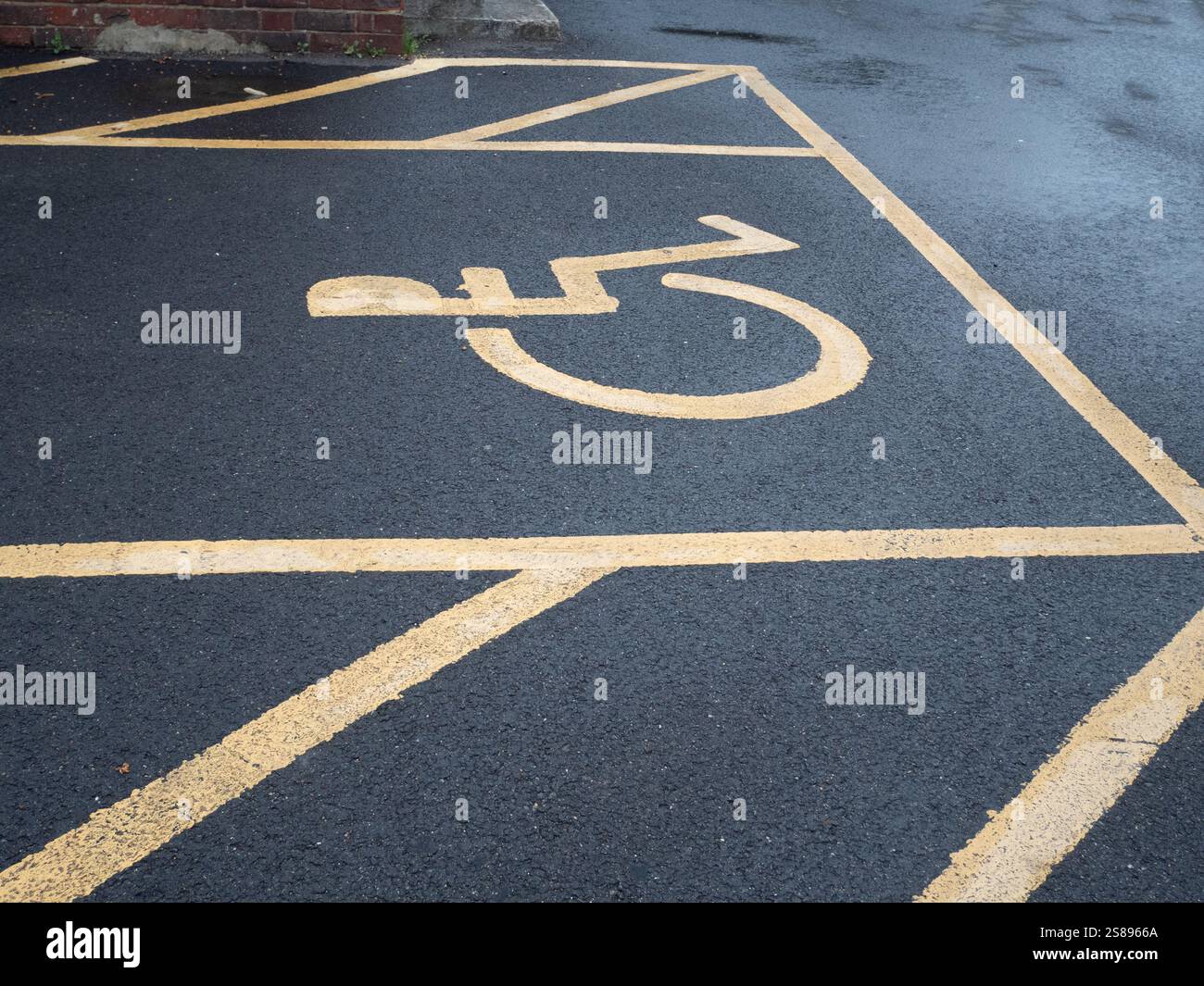 Place de parking réservée aux handicapés. Banque D'Images