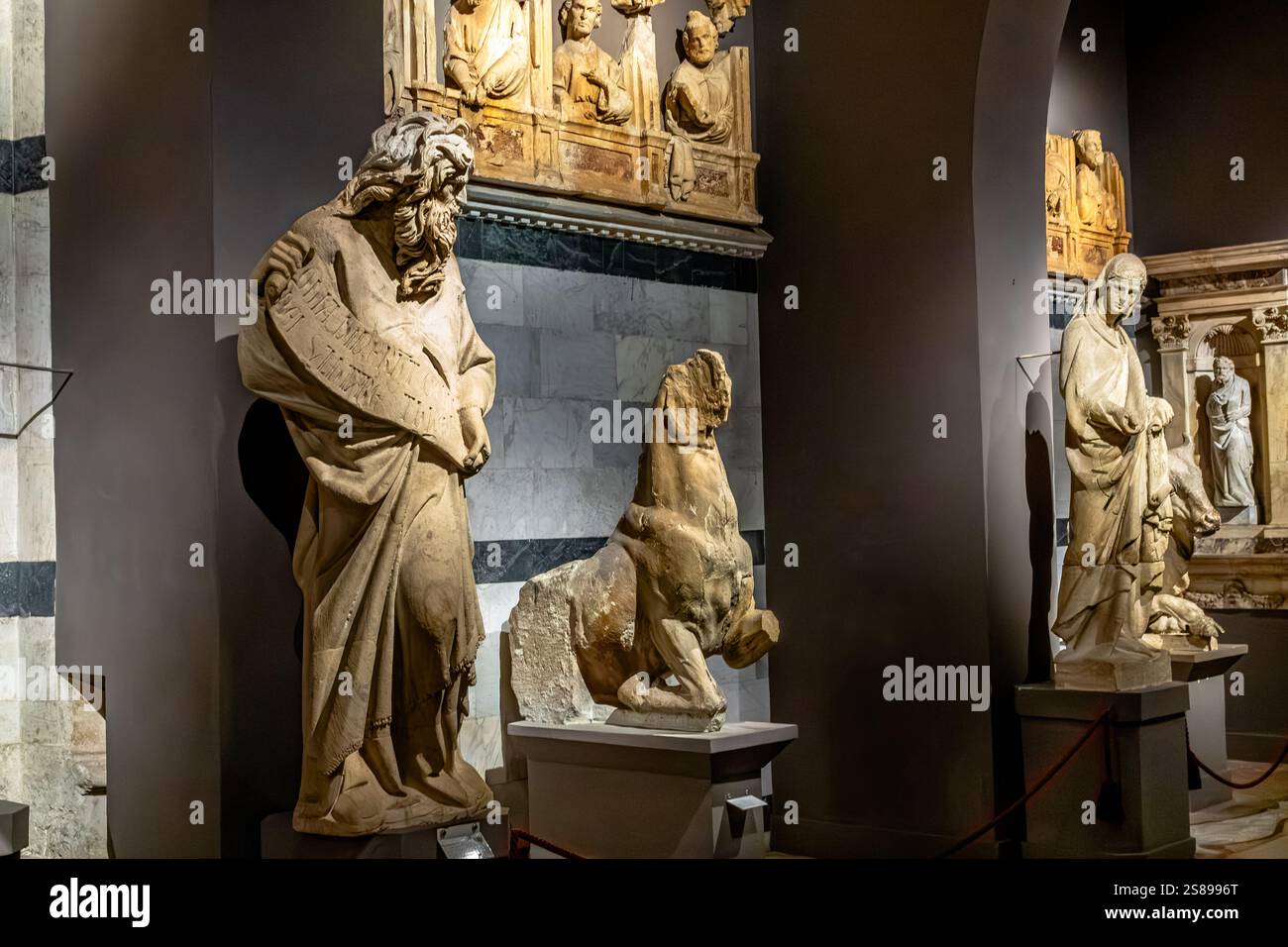 Sculptures de la façade de la cathédrale de Sienne par Giovanni Pisano à l'intérieur du Museo Dell'Opera Metropolitandel Duomo à Sienne, Italie Banque D'Images