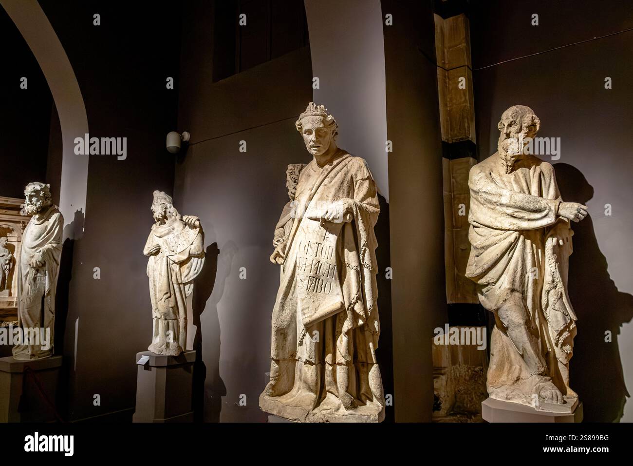 Sculptures de la façade de la cathédrale de Sienne par Giovanni Pisano à l'intérieur du Museo Dell'Opera Metropolitandel Duomo à Sienne, Italie Banque D'Images