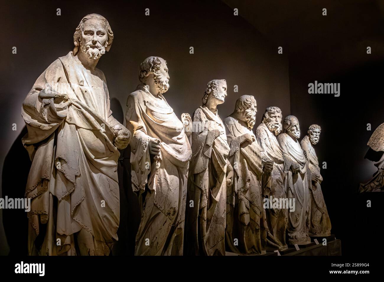 Sculptures de la façade de la cathédrale de Sienne par Giovanni Pisano à l'intérieur du Museo Dell'Opera Metropolitandel Duomo à Sienne, Italie Banque D'Images