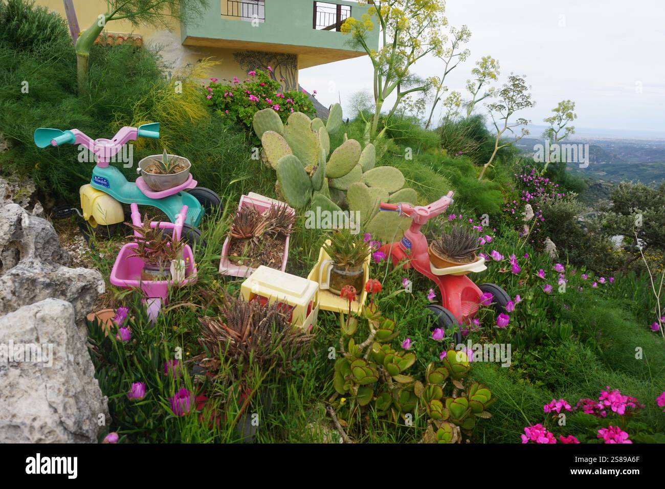 Jouets pour enfants qui ont une seconde chance et sont utilisés comme pots pour les fleurs - respect de l'environnement, conscience écologique, recyclage Banque D'Images