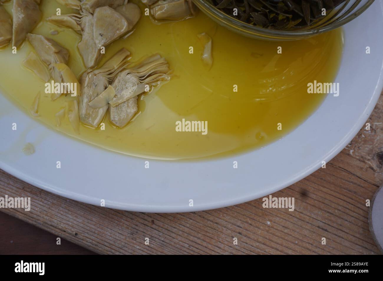 Artichauts à l'huile d'olive et sauce au citron - cuisine grecque avec de nombreux bienfaits pour la santé - gastronomie crétoise Banque D'Images