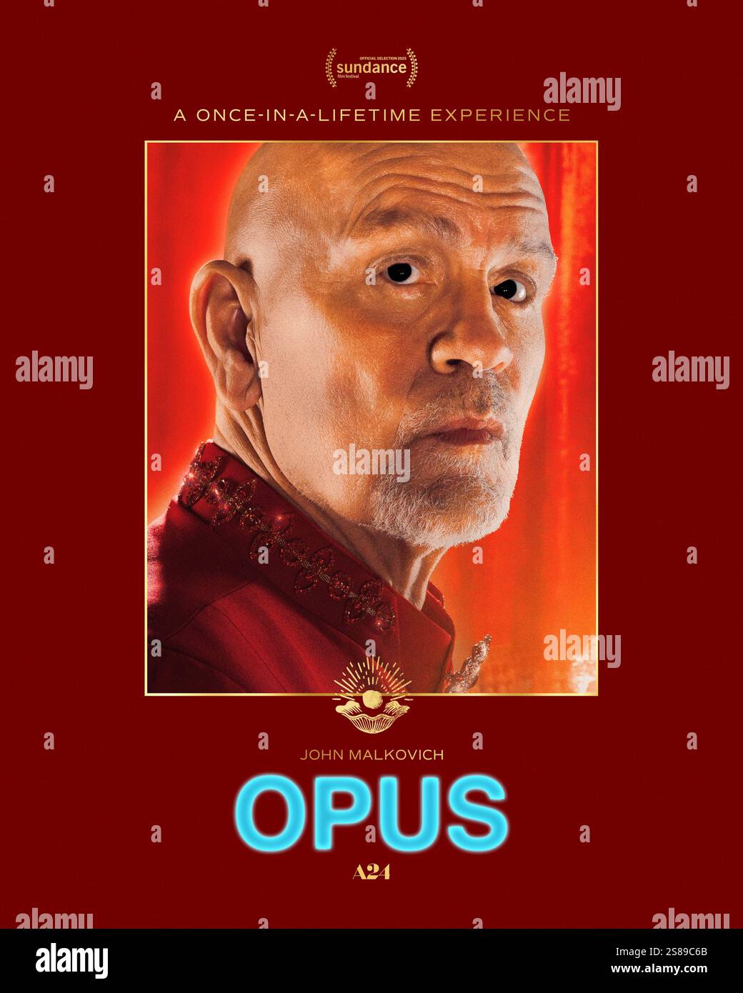Opus (2025) réalisé par Mark Anthony Green et mettant en vedette John Malkovich dans le rôle d'Alfred Moretti. Une jeune écrivaine est invitée à l'enceinte lointaine d'une pop star légendaire qui a mystérieusement disparu il y a trente ans, pour se retrouver prise dans son plan tordu. Affiche de personnage AMÉRICAINE À USAGE ÉDITORIAL EXCLUSIF. Crédit : BFA / A24 Banque D'Images