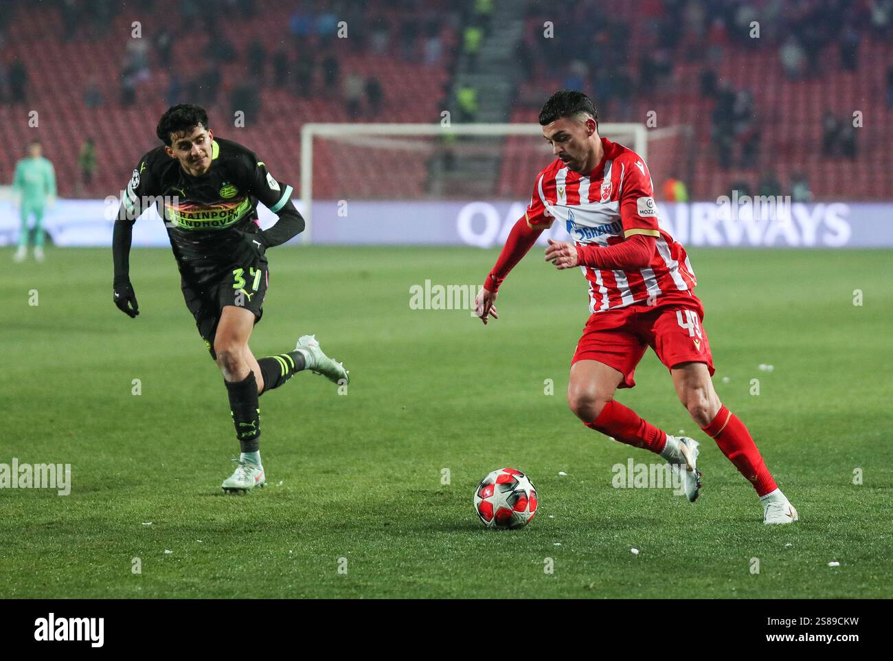 Belgrade, Serbie. 21 janvier 2025.Nemanja Radonjic de Crvena Zvezda (R) bat Ismael Saibari du PSV lors du match MD7 de la Ligue des Champions 2024/25 de l'UEFA Champions League entre le FK Crvena Zvezda et le PSV Eindhoven au stade Rajko Mitic le 21 janvier 2025. Crédit : Andrija Sokovic/Alamy Live News Banque D'Images