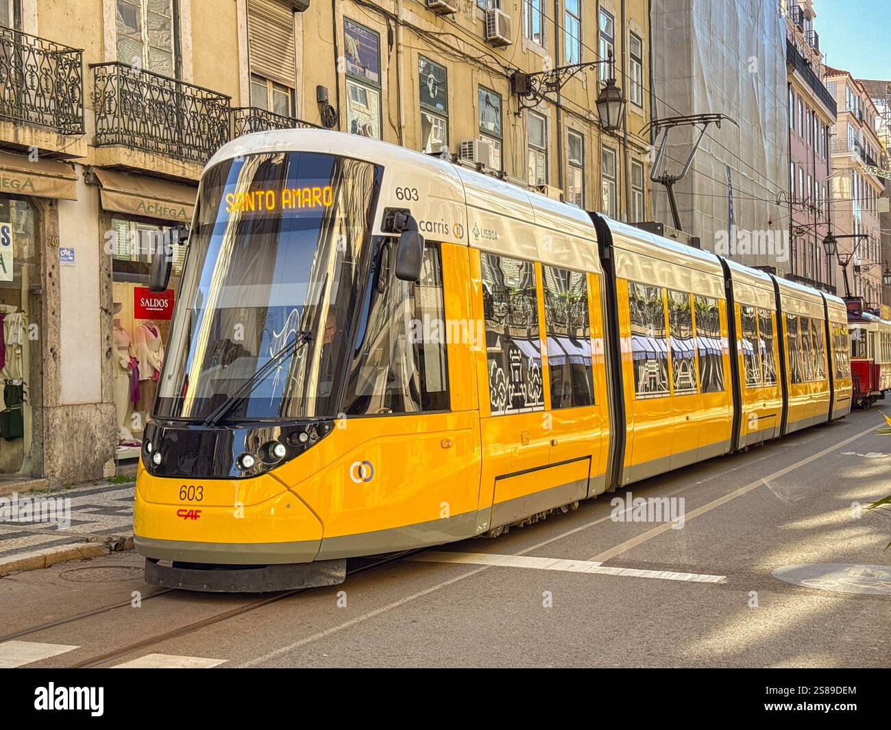 Lisbonne, Portugal, Europe - 13 janvier 2025 : tramway électrique moderne exploité par Carris dans l'une des rues du centre-ville de Lisbonne. - Image de stock capturée avec un smartphone