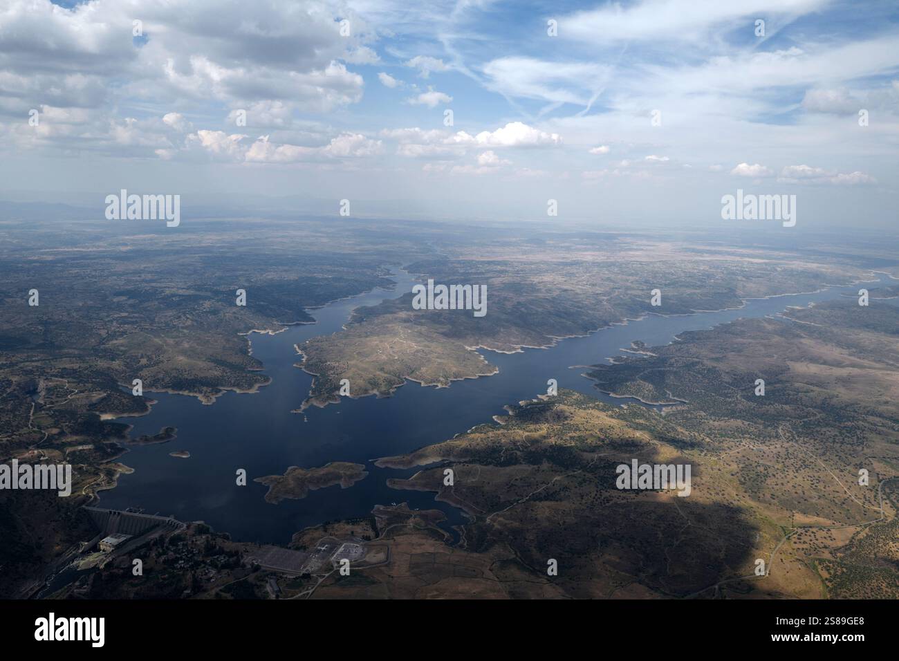 Vue aérienne du barrage Embalse de José Maria Oriol, près de Alcántara, représentant une source d'énergie propre - l'hydroélectricité. Banque D'Images Vue aérienne du barrage Embalse de José Maria Oriol, près de Alcántara, représentant une source d'énergie propre - l'hydroélectricité. Banque D'Images