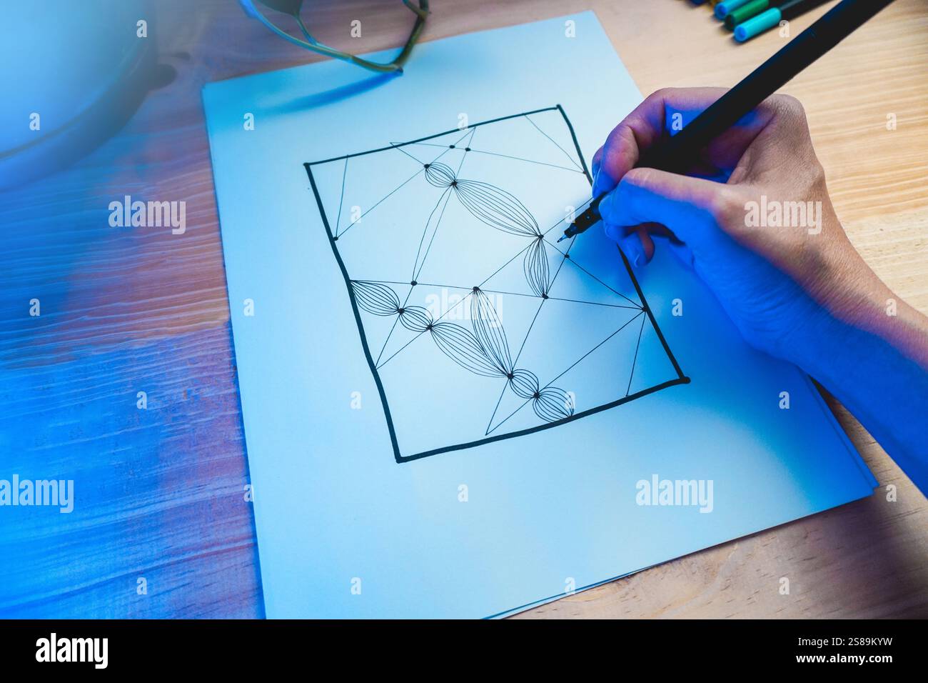 Art thérapie, main d'artiste dessinant sur papier toile. Activités de santé mentale, exercices pour le processus créatif Banque D'Images