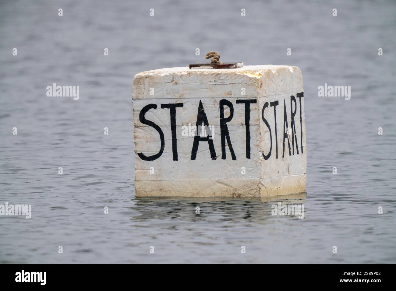 Bouée de départ sur un lac, bouées de marquage pour sports nautiques, régates, aviron, canoë, kayak, image symbole Banque D'Images