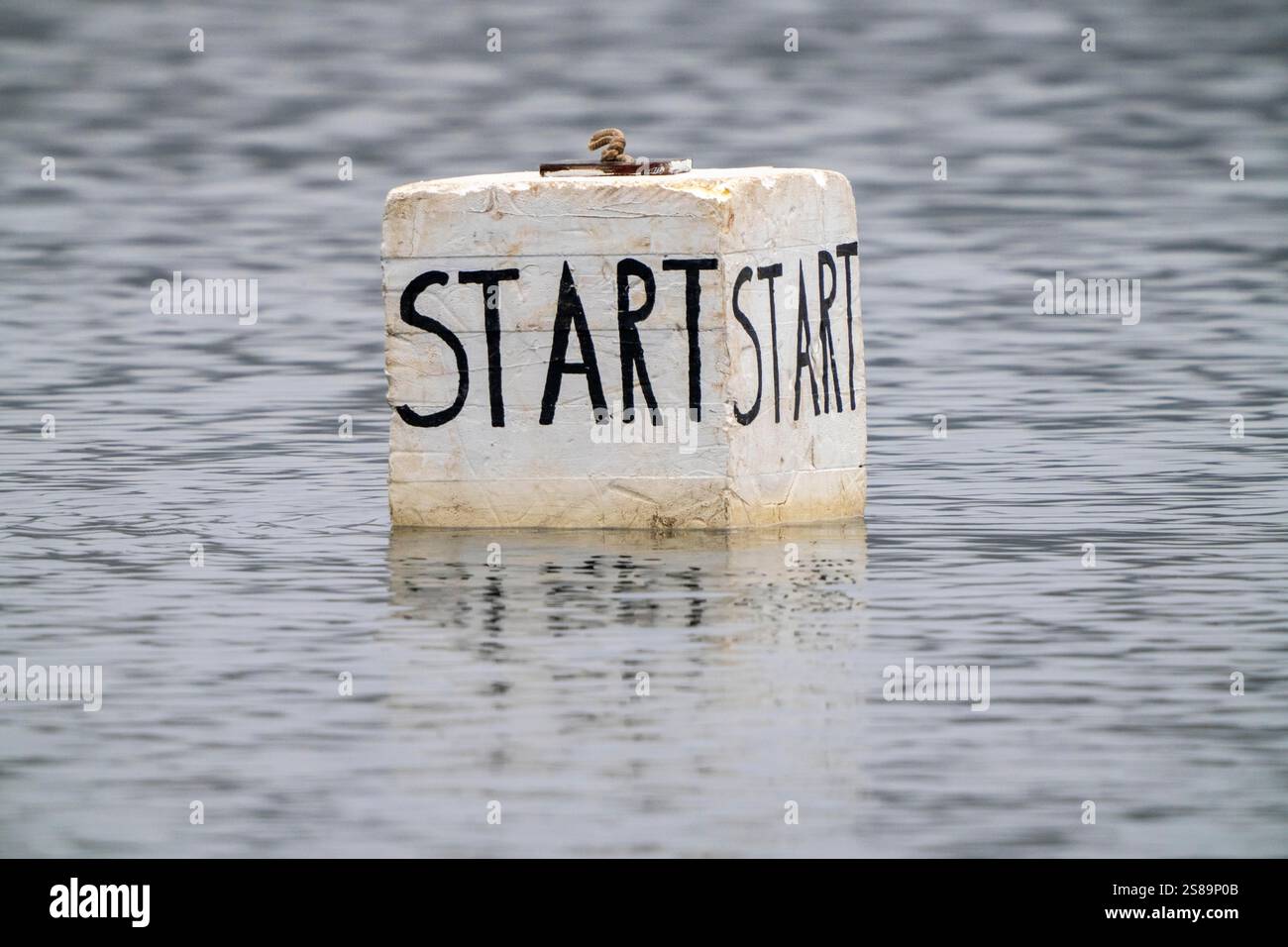 Bouée de départ sur un lac, bouées de marquage pour sports nautiques, régates, aviron, canoë, kayak, image symbole Banque D'Images