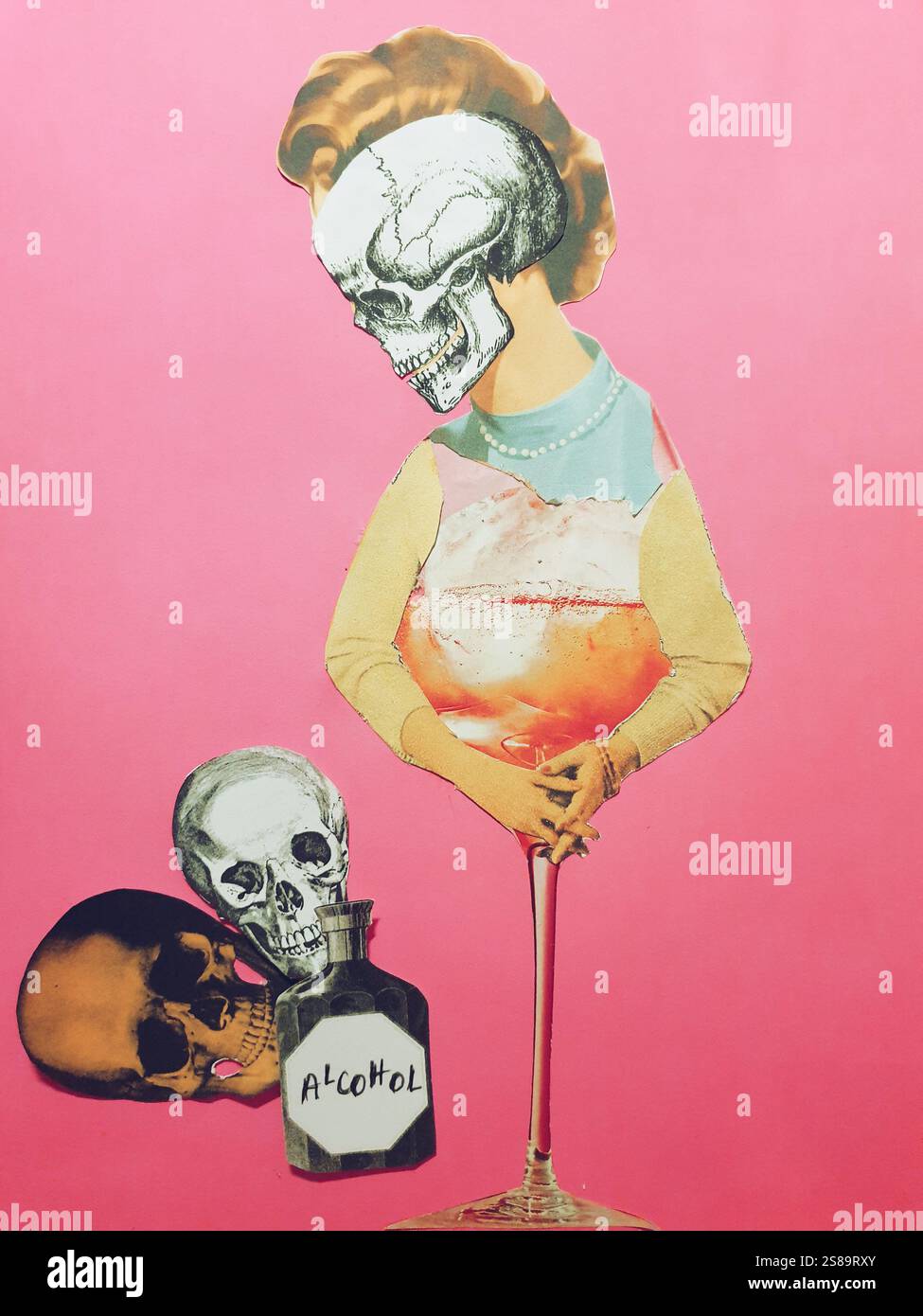 Art conceptuel de collage d'une femme avec une tête de crâne et ses bras autour d'un verre d'alcool symbolisant l'addiction Banque D'Images