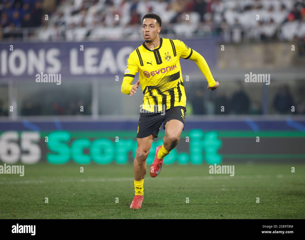 Turin, Italie. 21 janvier 2025. Felix Nmecha du Borussia Dortmund lors de la Ligue des Champions de l'IUefa, saison 2024/25, match de football entre le Bologne FC 1909 et le Borussia Dortmund le 21 janvier 2025 au stade Renato Dall'Ara, Bologne, Italie. Crédit : Nderim Kaceli/Alamy Live News Banque D'Images