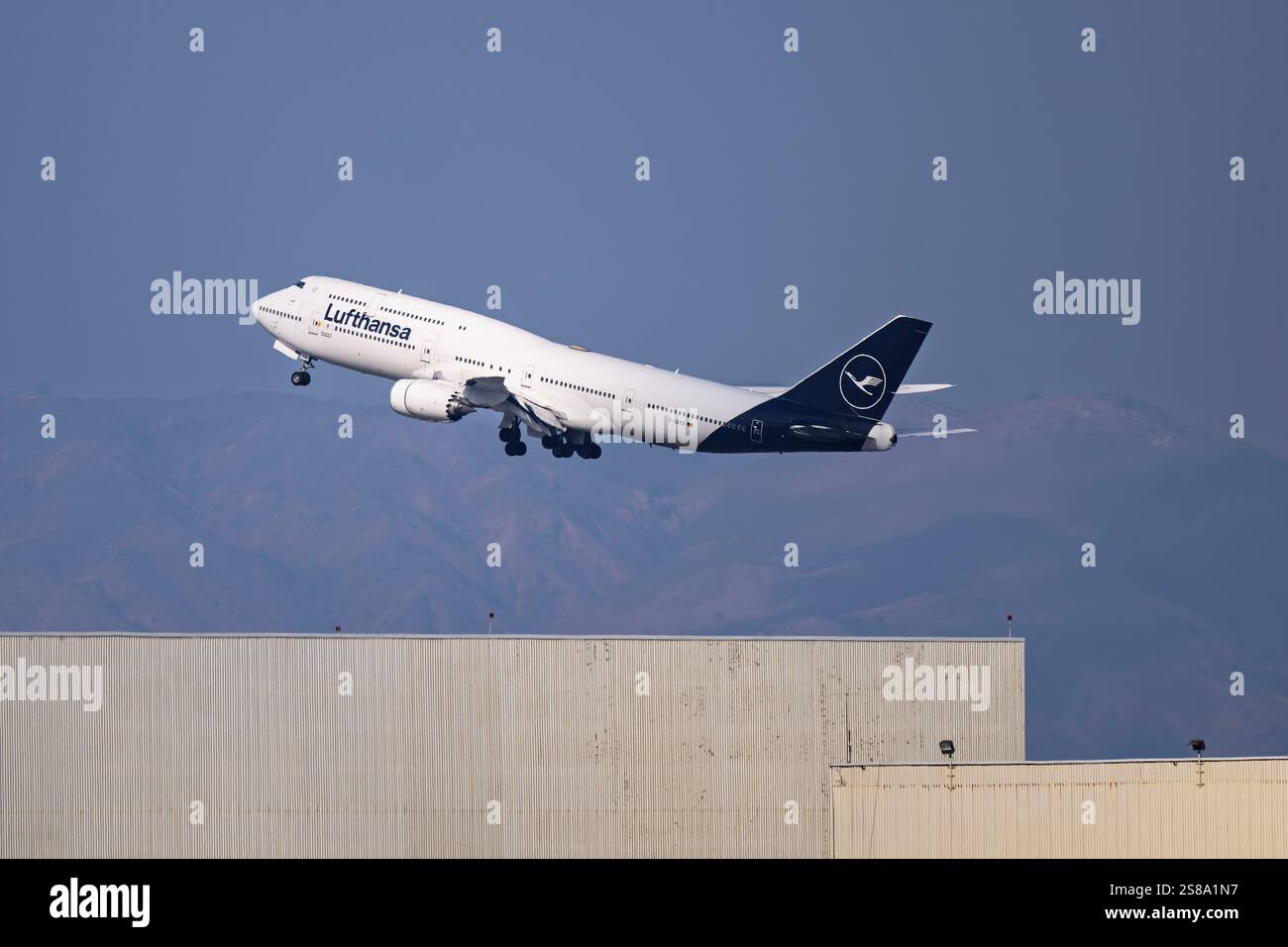 Aéroport international de Los Angeles Aéroport 1-18-2025 Inglewood, CA États-Unis Lufthansa Boeing 747-8 d-ABYA départ de 24L à l'aéroport international de Los Angeles Banque D'Images
