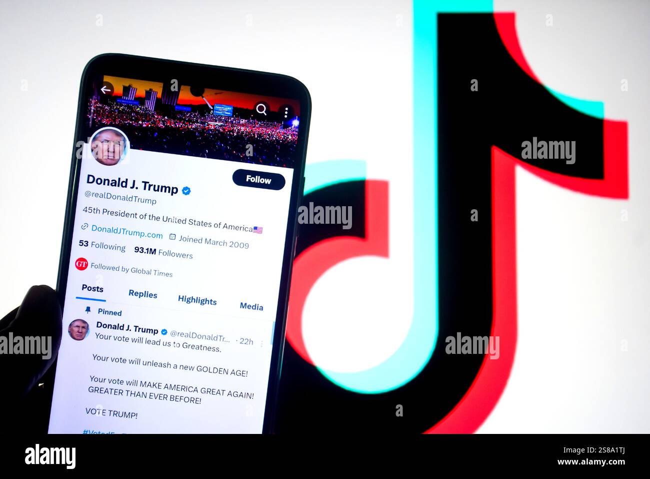 Inde. 20 janvier 2025. Dans cette illustration photo, la X page de Donald J Trump est affichée sur un smartphone avec un logo TikTok en arrière-plan. (Crédit image : © Avishek Das/SOPA images via ZUMA Press Wire) USAGE ÉDITORIAL SEULEMENT! Non destiné à UN USAGE commercial ! Banque D'Images