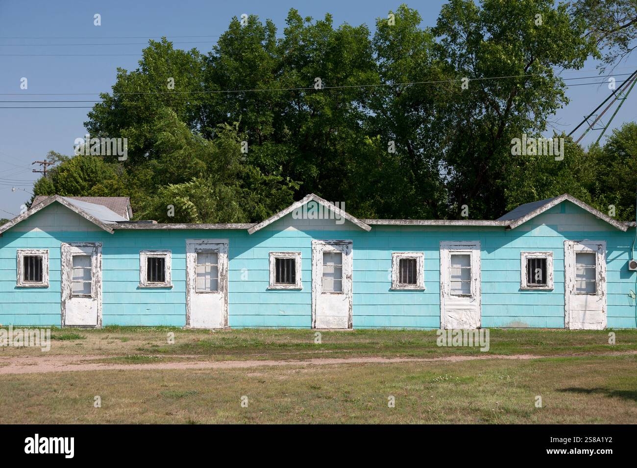 Turquoise vieille rangée vintage de chambres de motel identiques dans la réputation le long de la route dans le Nebraska rural Banque D'Images