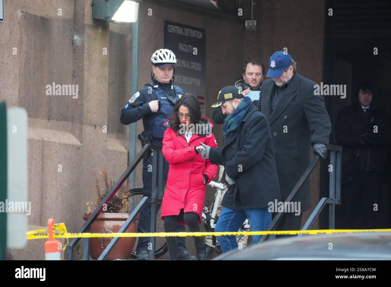 Washington, District de Columbia, États-Unis. 21 janvier 2025. Les partisans des prisonniers du 6 janvier se rassemblent à la prison de Washington 24 heures après que le président Trump ait gracié plus de 1 500 prisonniers. Les fonctionnaires ont mentionné des retards dans la paperasserie. Credit : Andrew Leyden/ZUMA Press Wire/ZUMA Wire/Alamy Live News Banque D'Images