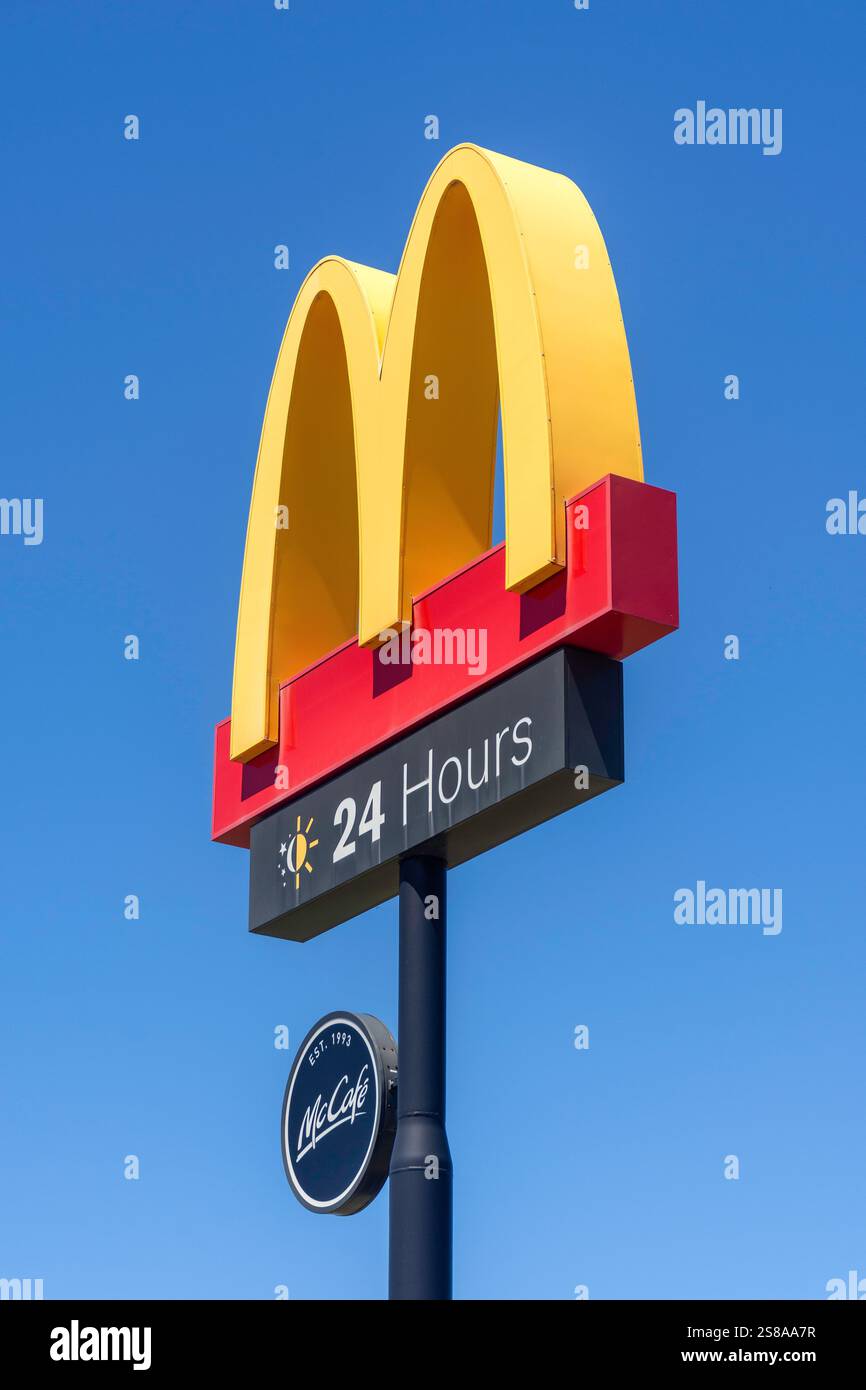 McDonald's Restaurant Sign, main North Road, Ravenswood, Waimakariri District, Canterbury Region, île du Sud, Nouvelle-Zélande Banque D'Images