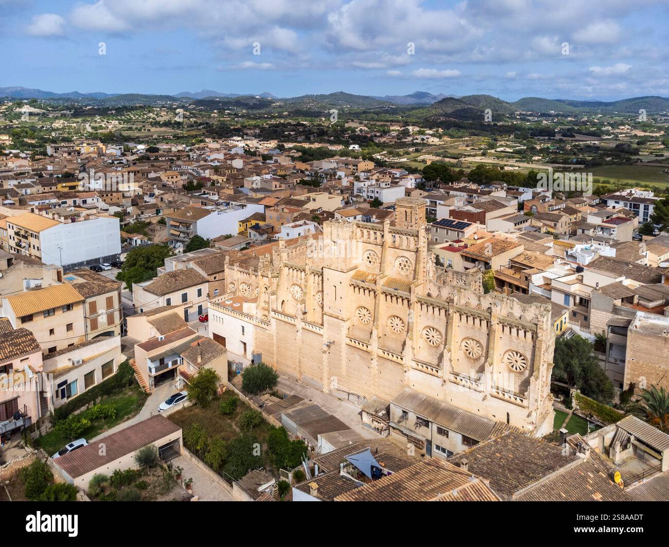 Nouvelle église de son Servera S'Església Nova Eglise inachevée dans le style néo-gothique, village de son Servera, vu des airs, Majorque, Îles Baléares, Espagne. Banque D'Images