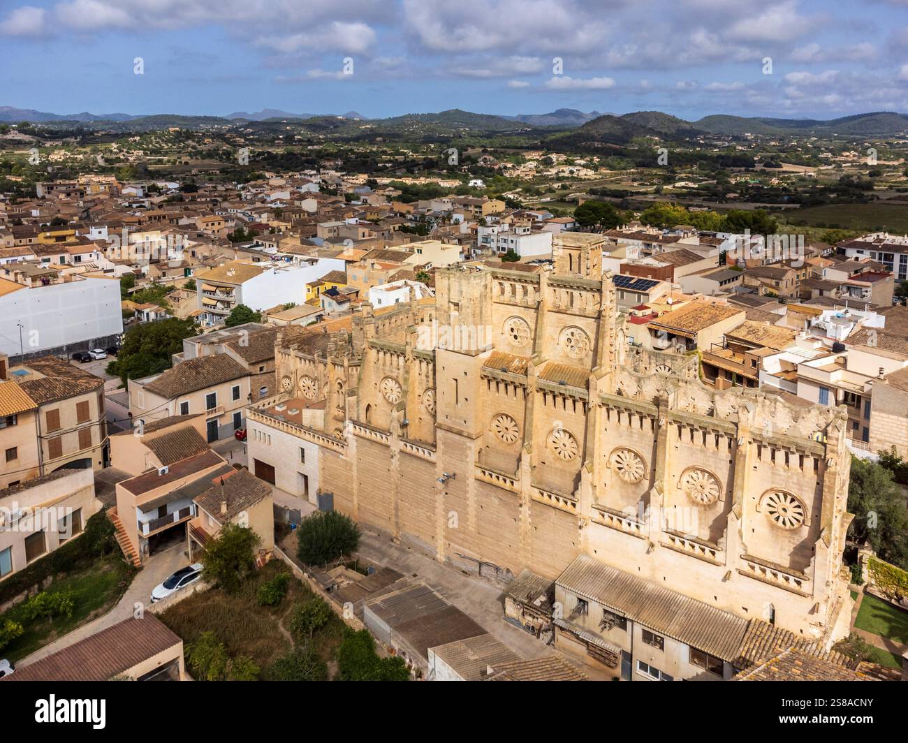 Nouvelle église de son Servera S'Església Nova Eglise inachevée dans le style néo-gothique, village de son Servera, vu des airs, Majorque, Îles Baléares, Espagne. Banque D'Images