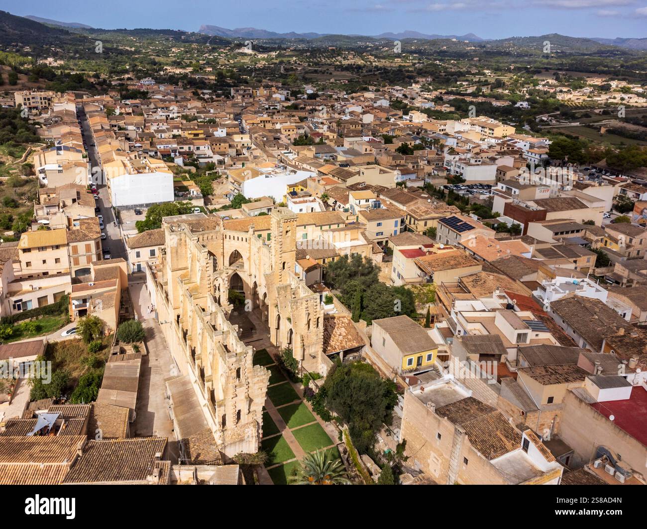 Nouvelle église de son Servera S'Església Nova Eglise inachevée dans le style néo-gothique, village de son Servera, vu des airs, Majorque, Îles Baléares, Espagne. Banque D'Images