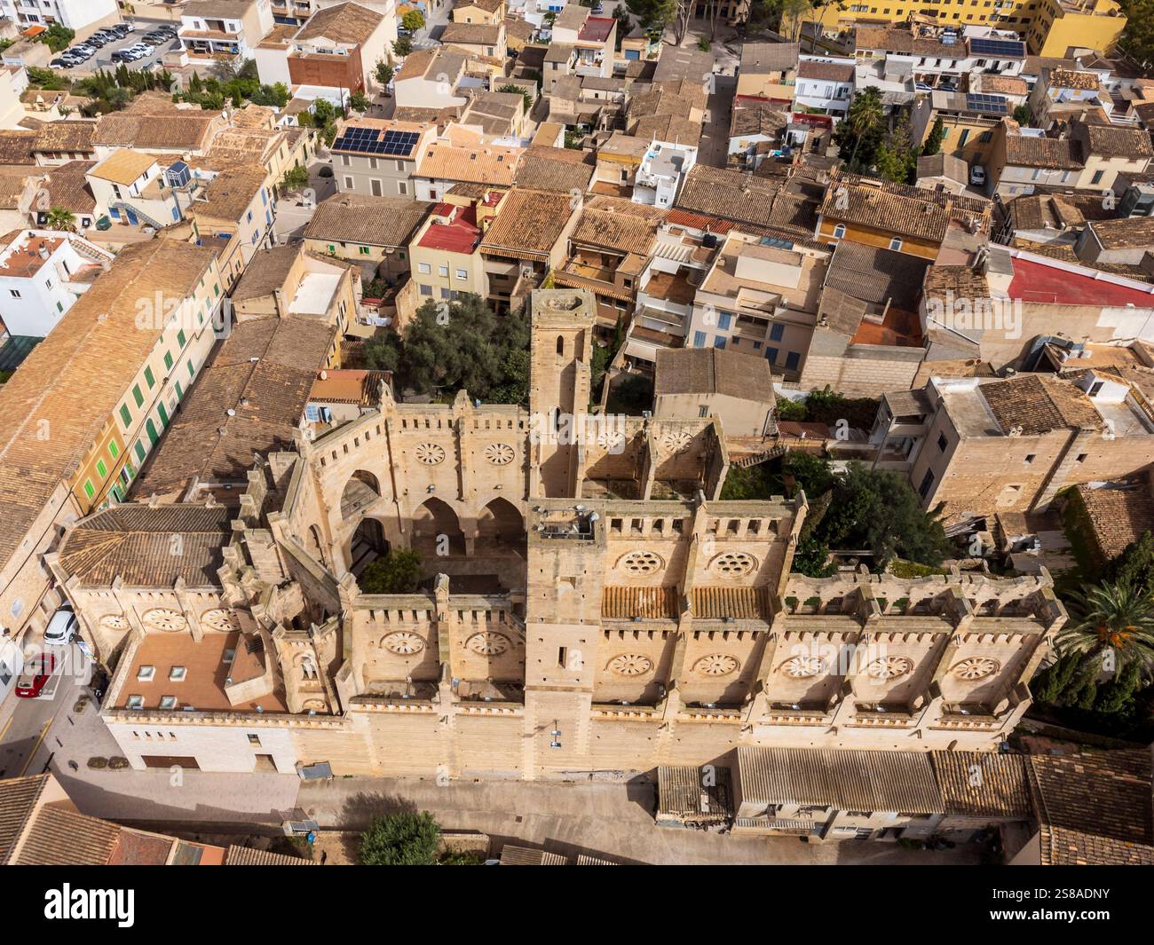 Nouvelle église de son Servera S'Església Nova Eglise inachevée dans le style néo-gothique, village de son Servera, vu des airs, Majorque, Îles Baléares, Espagne. Banque D'Images