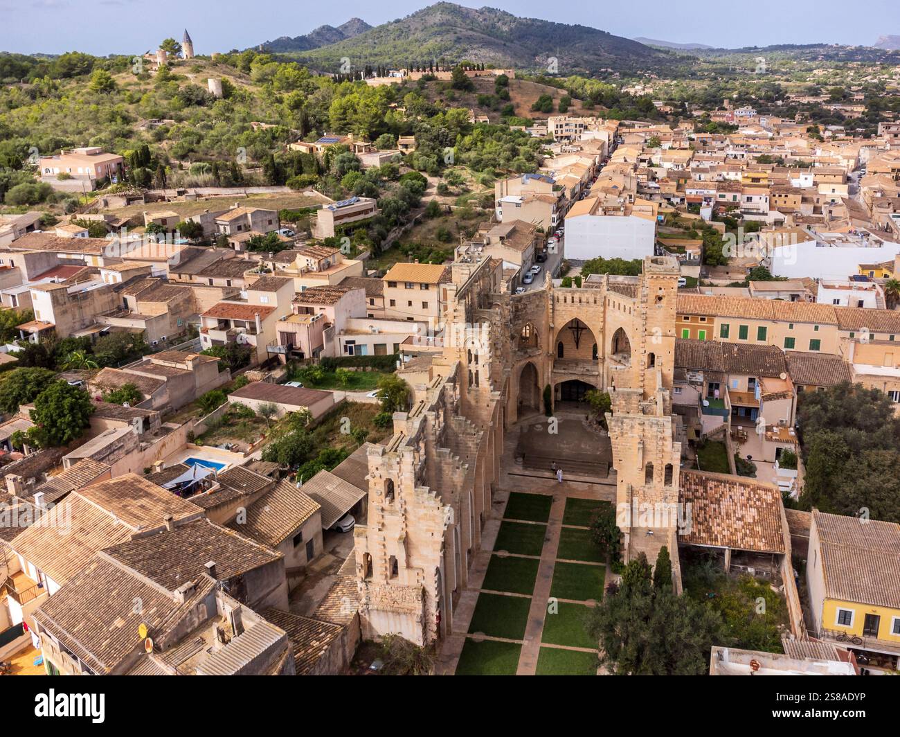 Nouvelle église de son Servera S'Església Nova Eglise inachevée dans le style néo-gothique, village de son Servera, vu des airs, Majorque, Îles Baléares, Espagne. Banque D'Images