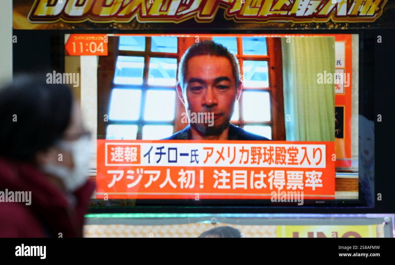 A monitor on a street shows the news which Ichiro Suzuki, special assistant to the president and instructor for the Seattle Mariners of MLB, is enshrined in the Hall of Fame in Chiyoda Ward, Tokyo on January 22, 2025. The former professional baseball outfielder, who had a total of 4,367 hits in Japan and the United States, was the first Japanese player to be inducted into the Major League Baseball Hall of Fame. ( The Yomiuri Shimbun via AP Images ) Banque D'Images