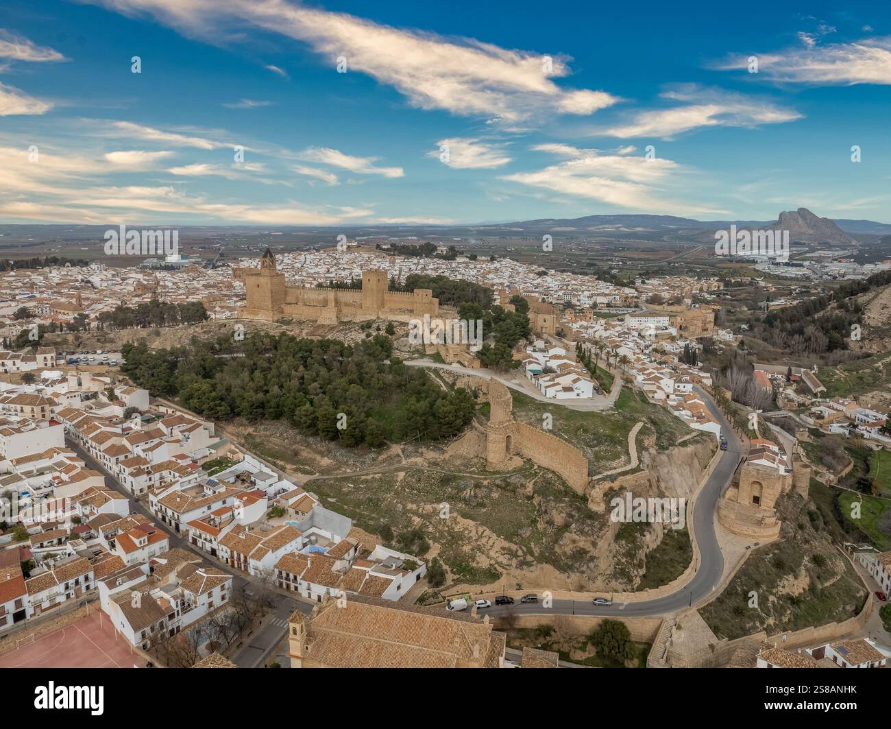 Vue aérienne de la forteresse mauresque d'Antequera avec donjon rectangulaire, remparts de la ville en Andalousie Espagne Banque D'Images
