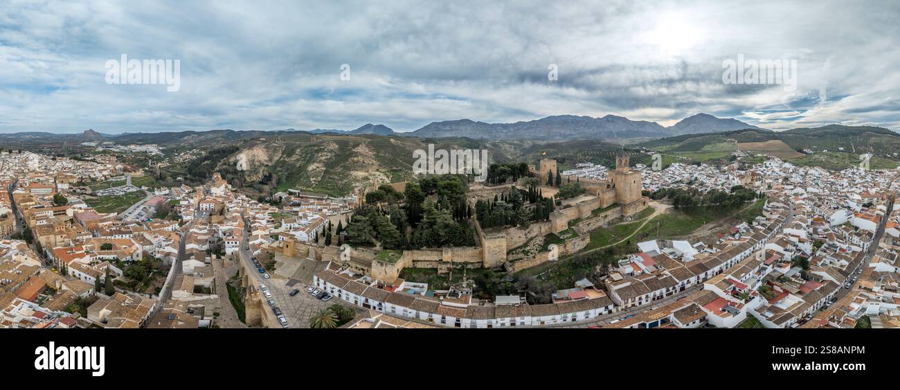 Vue aérienne de la forteresse mauresque d'Antequera avec donjon rectangulaire, remparts de la ville en Andalousie Espagne Banque D'Images